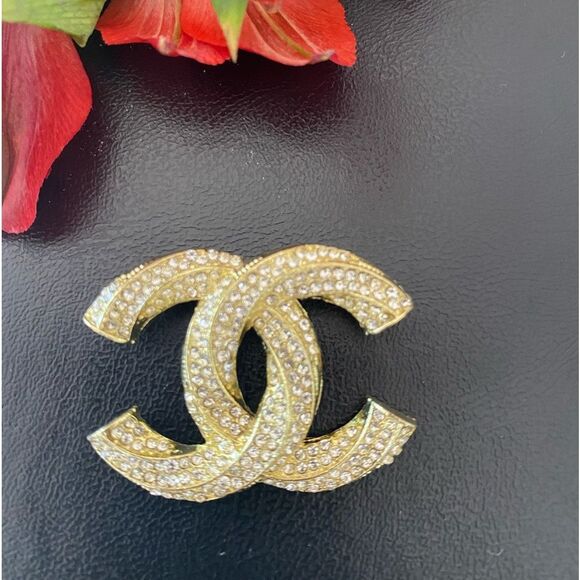 Classic Brooch - Picture 1 of 11